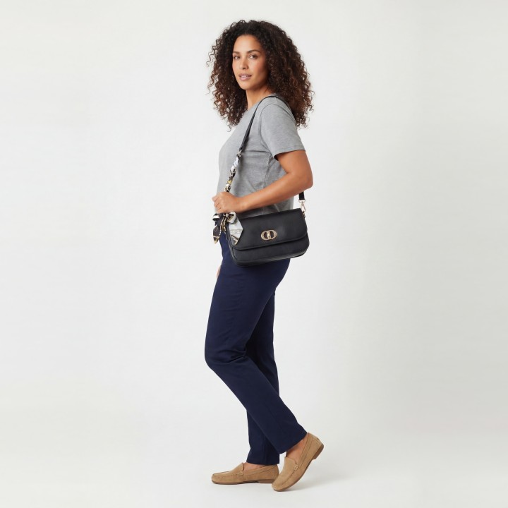 Bolso Baguette con Cadena Dorada